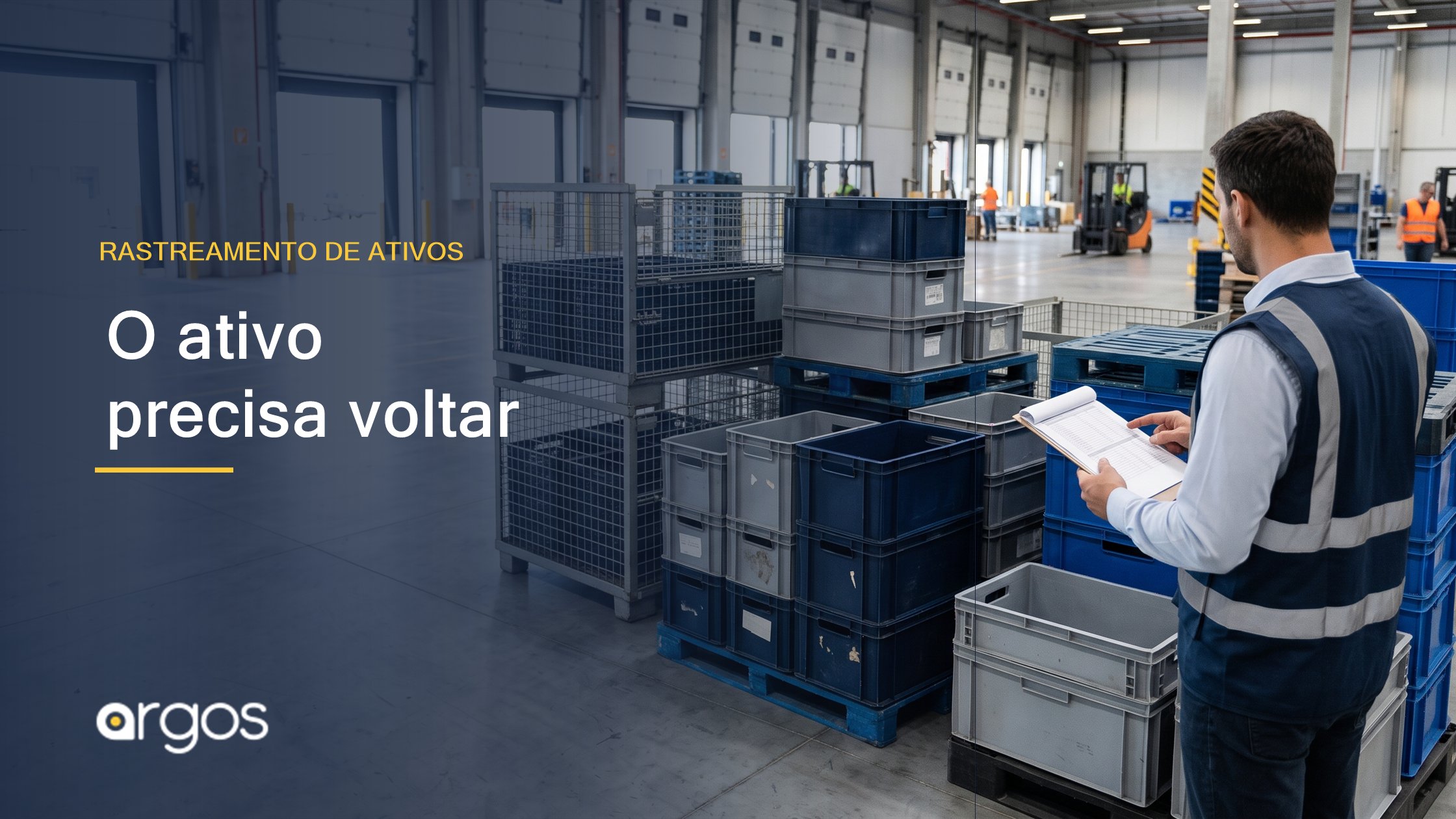 Operação logística com gaiolas e caixas retornáveis organizadas para conferência em um centro de distribuição